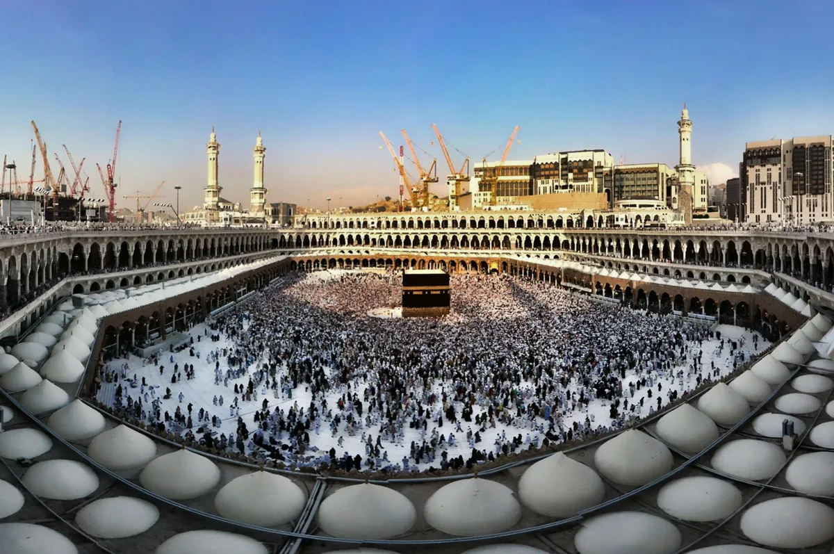 Gambar Ka'bah yang penuh dikelilingi para jama'ah